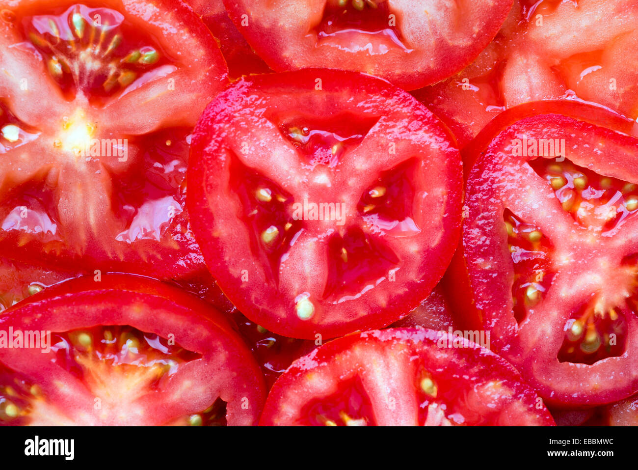 Les tranches de tomates rouges mûres fraîches background Banque D'Images
