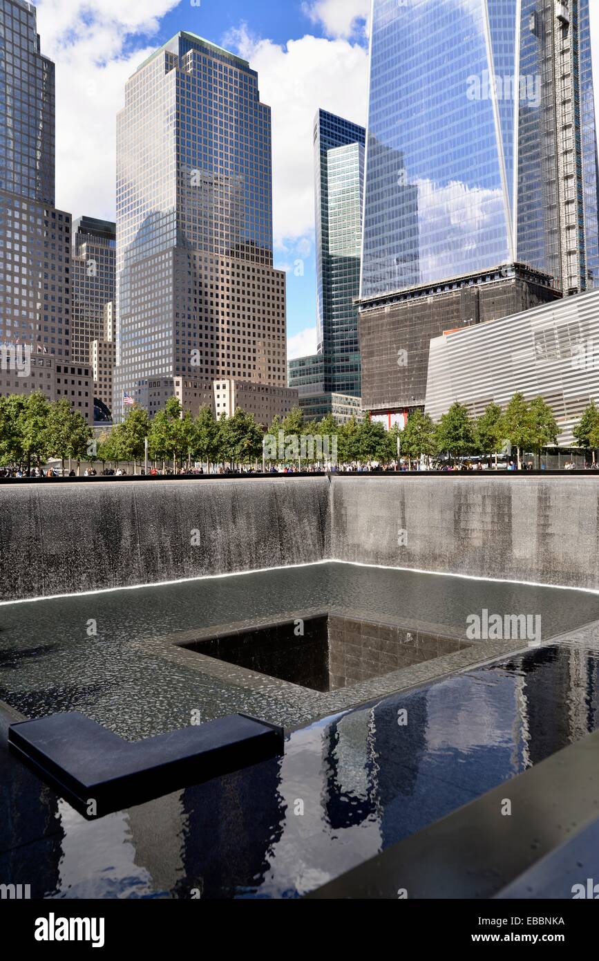 À l'Ouest sur le 11 septembre 2001 World Trade Center Memorial à la nouvelle tour de la liberté en construction New York NY USA Banque D'Images