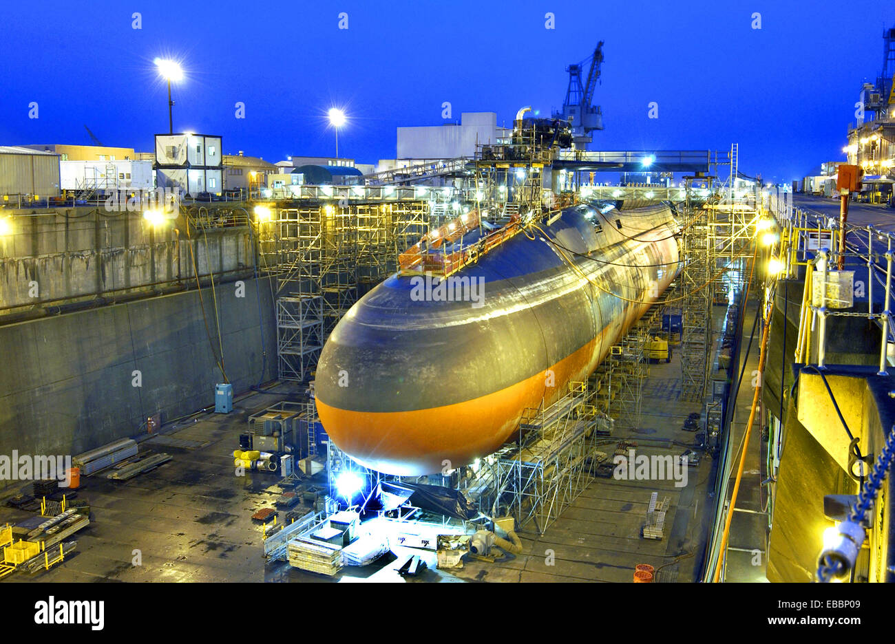 La nuit tombe au chantier naval de Puget Sound et l'Installation de maintenance de niveau intermédiaire, Bremerton, dans l'État, que le travail continue sur la Banque D'Images