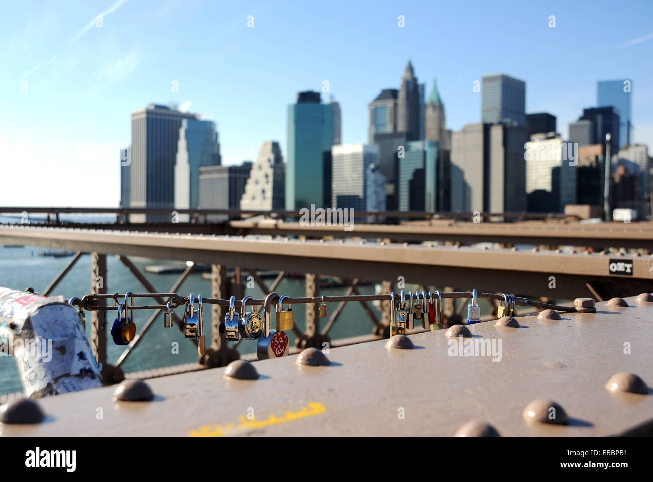 Messages d'amour secret avec cadenas attachés à Pont de Brooklyn New York, ils sont connus comme amour-locks inscrit par des couples Banque D'Images