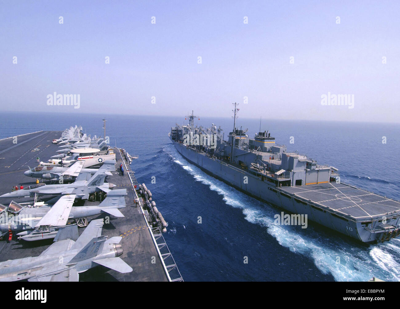Le Golfe Arabique (26 avril 2007). Le navire de soutien de combat rapide USNS Bridge (T-AOE 10) tire à côté de l'avion de classe Nimitz Banque D'Images