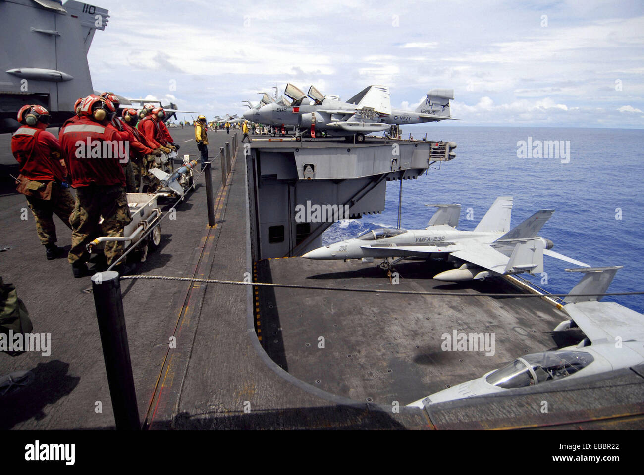 Océan Pacifique (août 7, 2007) - marins et Marines assurer la sécurité de l'exploitation de l'élévateur 2 tout en réduisant deux F/A-18A Hornet, Banque D'Images