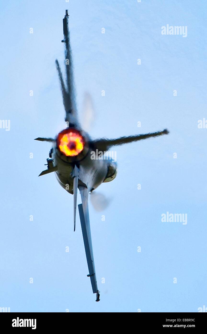 Un F-16 Fighting Falcon vole le 4 juin 2011, dans le Dakota 2011 Thunder air show à Ellsworth Air Force Base, S D Banque D'Images