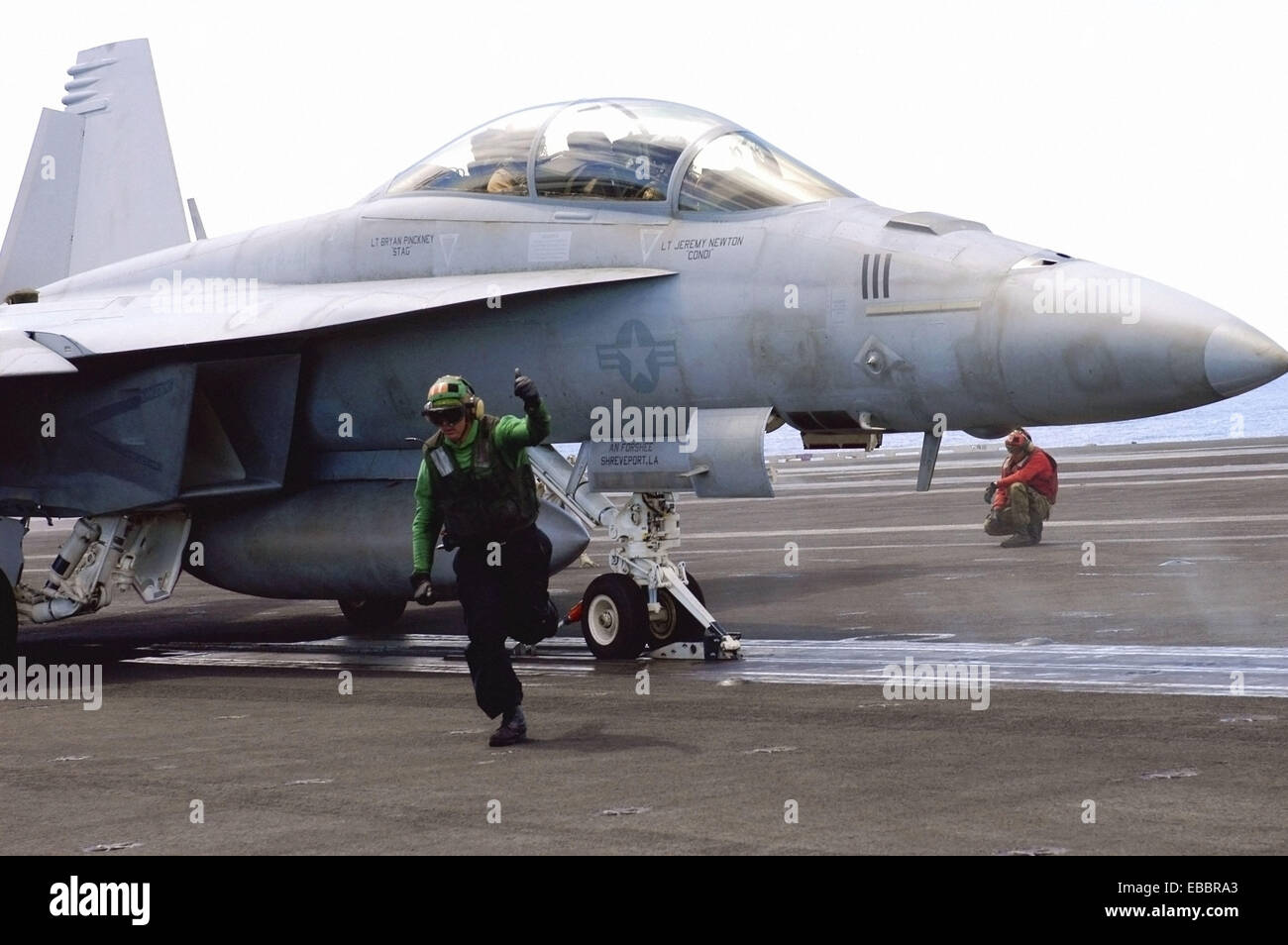 Océan Pacifique (9 août 2007) - Le maître de la sécurité catapulte donne le coup de qu'un F/A-18F Super Hornet, attribué à Banque D'Images