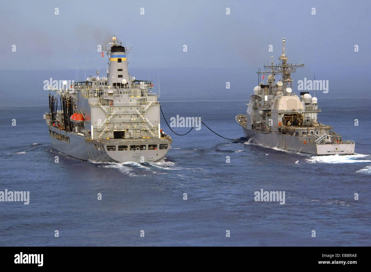 Océan Pacifique (Aug.10, 2007) - de la classe Ticonderoga croiseur lance-missiles USS Cowpens (CG 63) reçoit le carburant de l'Armée Banque D'Images