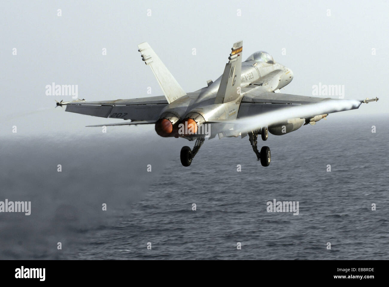 La mer d'Oman (24 avril 2007) - Un F/A-18C Hornet, affecté à la "mort" des Rattlers Strike Fighter Squadron (VMFA) Banque D'Images