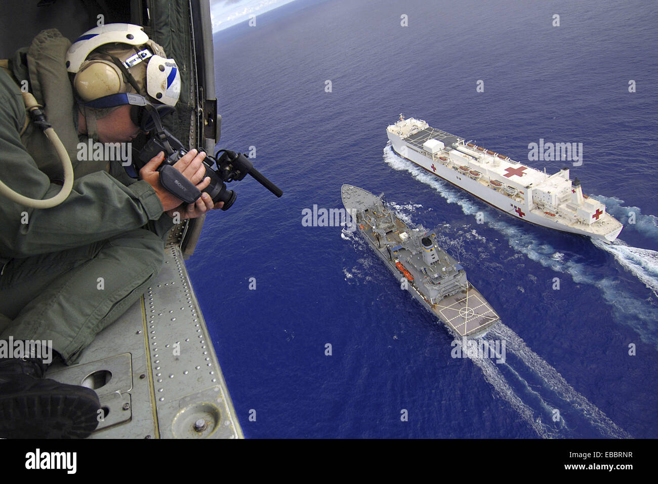 Océan Pacifique (16 mai 2006) - Photographe 4400 2e classe Gregory E. Badger bandes vidéo en cours d'une opération de régénération Banque D'Images