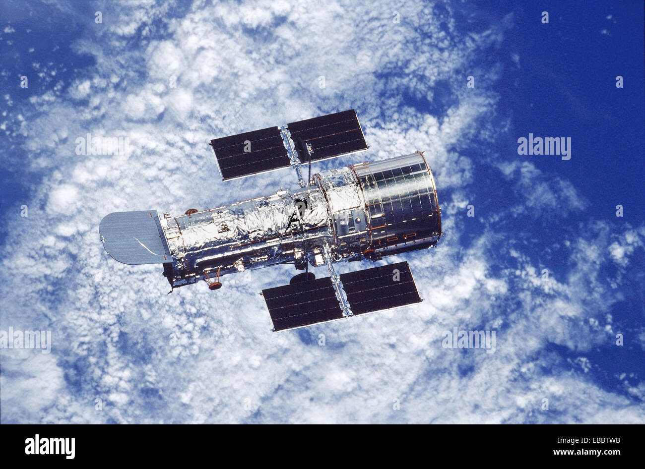 Le Télescope Spatial Hubble flotte dans le contexte de la Terre, après une semaine de mise à niveau et de réparation par la navette spatiale Columbia Banque D'Images
