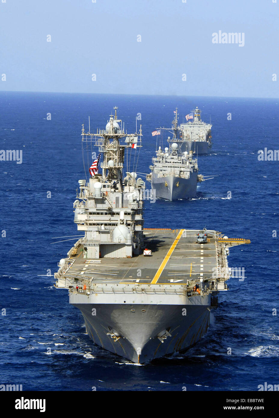Mer Méditerranée (16 avril 2008) Le navire d'assaut amphibie USS Nassau LHA (4), le quai de transport amphibie USS Banque D'Images