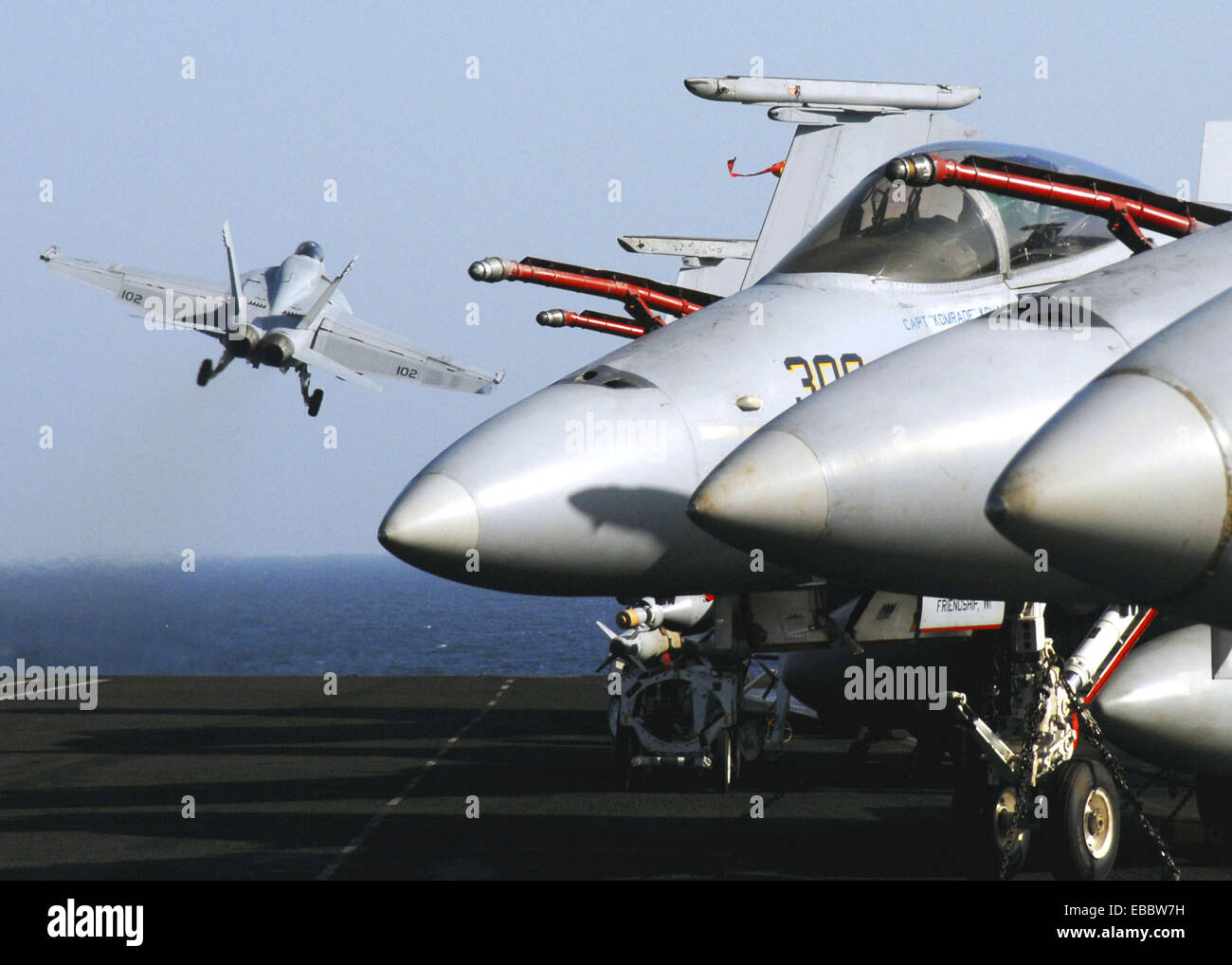 Golfe d'OMAN (nov. 3, 2008) Un F/A-18 Super Hornet affectés à l 'Tomcatters' de Strike Fighter Squadron (VFA) 31 lance Banque D'Images