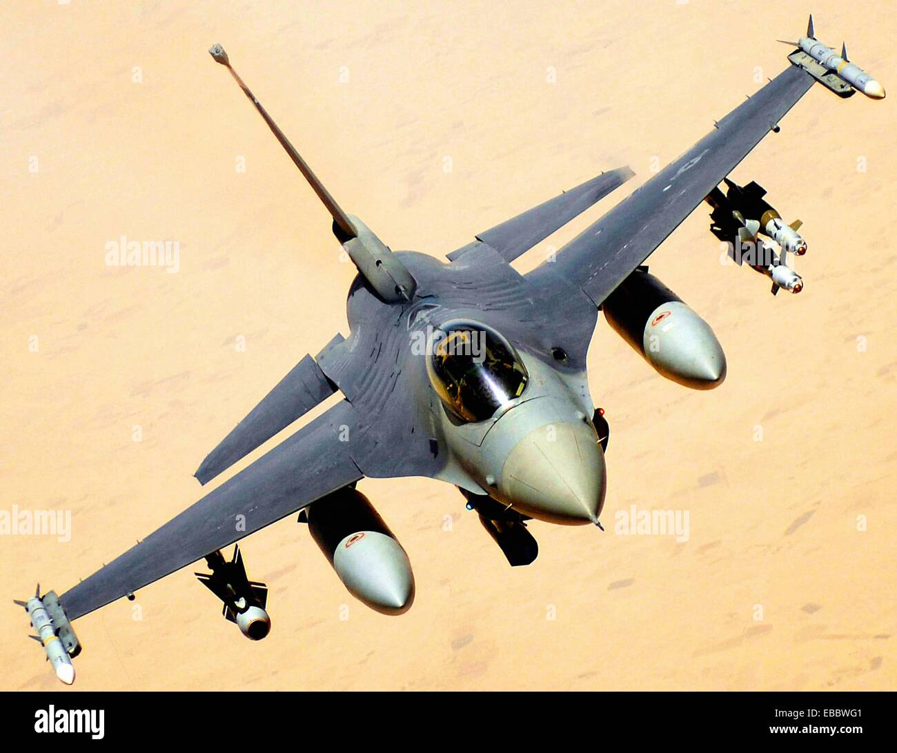A U S Air Force F-16 Fighting Falcon retourne à la lutte après avoir reçu le 10 juin 2008, à partir d'un KC-135 Banque D'Images