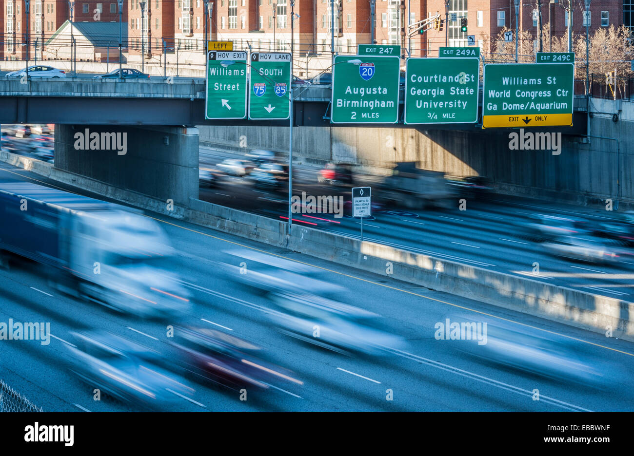 Au début de l'heure de pointe du matin sous le pont de l'Avenue du Nord sur la I-75 I-85 / Connecteur du centre-ville d'Atlanta, Georgia, USA. Banque D'Images