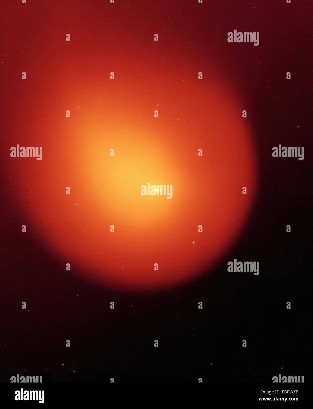 Télescope spatial Spitzer de la NASA a capturé cette image de la comète Holmes en mars 2008, cinq mois après la comète a soudainement éclaté Banque D'Images