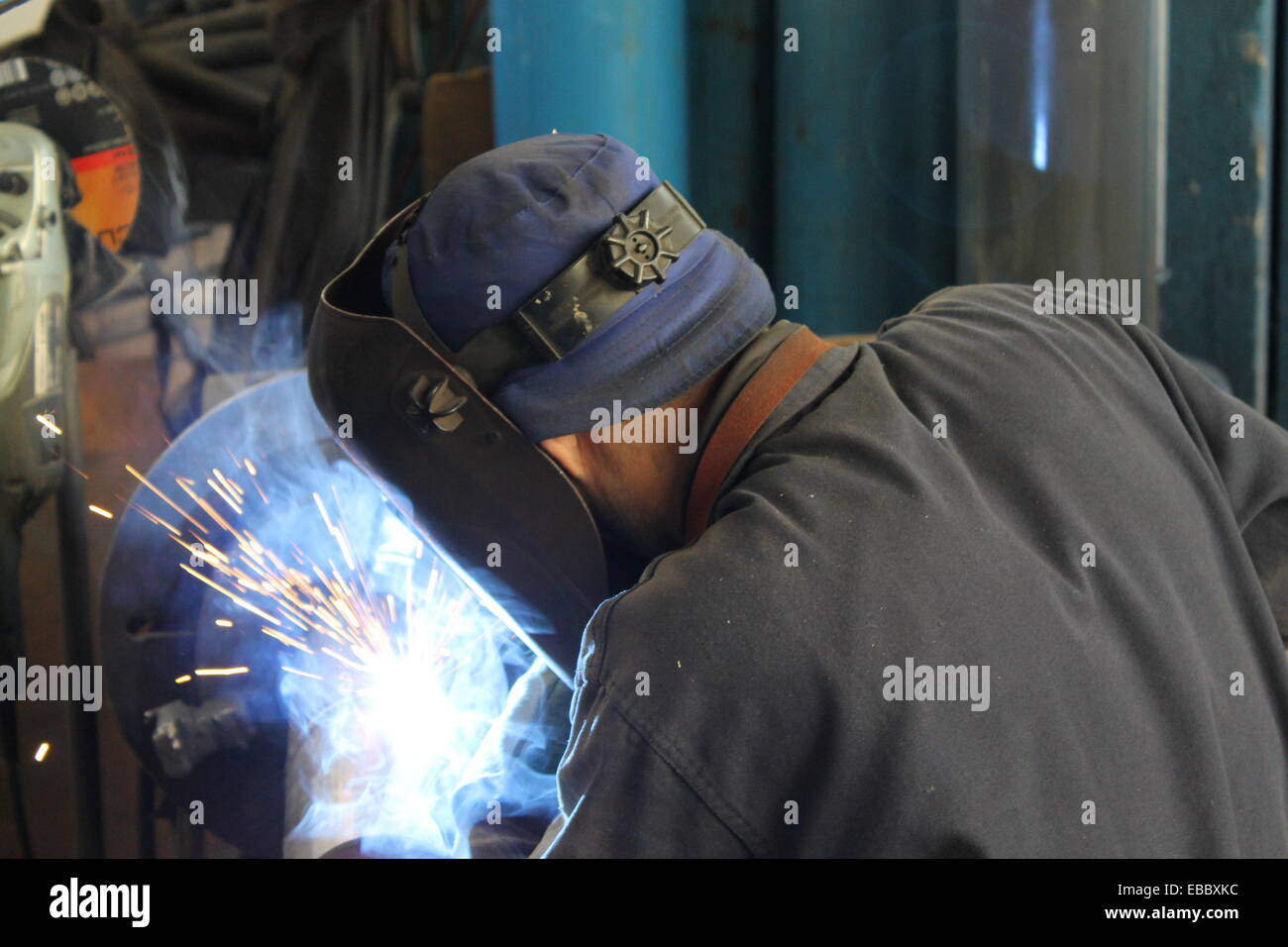 Soudeur industriel soudure sur l'acier en usine Banque D'Images