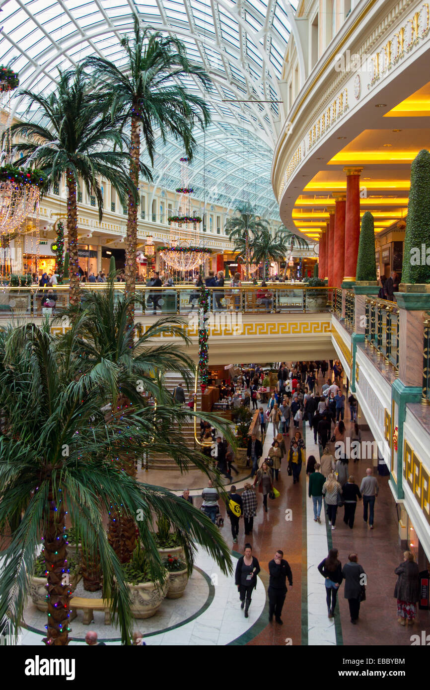 Le centre commercial Trafford Centre de Manchester. L'oreillette en dôme au centre Trafford Centre commercial à Manchester le vendredi noir le week-end de vente. Centre-ville de magasinage des fêtes, boutiques, magasins, shopping de Noël, vente discount shopping, et des dépenses de consommation sur le Black Friday weekend considéré comme le plus grand événement commercial de l'année. Les détaillants britanniques ont adopté l'après-vente aux États-Unis de Bonanza, même si de nombreux clients ont été surpris par les réductions dans leurs magasins préférés comme certains sont allés bonkers pour de bonnes affaires. Credit : Mar Photographics/Alamy Live News Banque D'Images