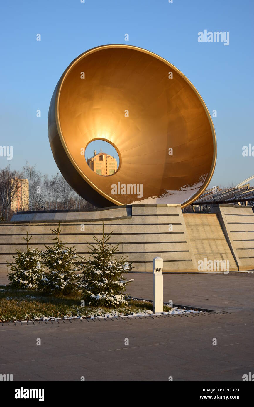 La sculpture à la forme d'une coupe en bronze avec un trou au milieu couché sur le côté Banque D'Images