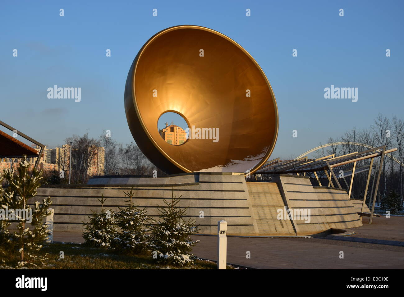 La sculpture à la forme d'une coupe en bronze avec un trou au milieu couché sur le côté Banque D'Images