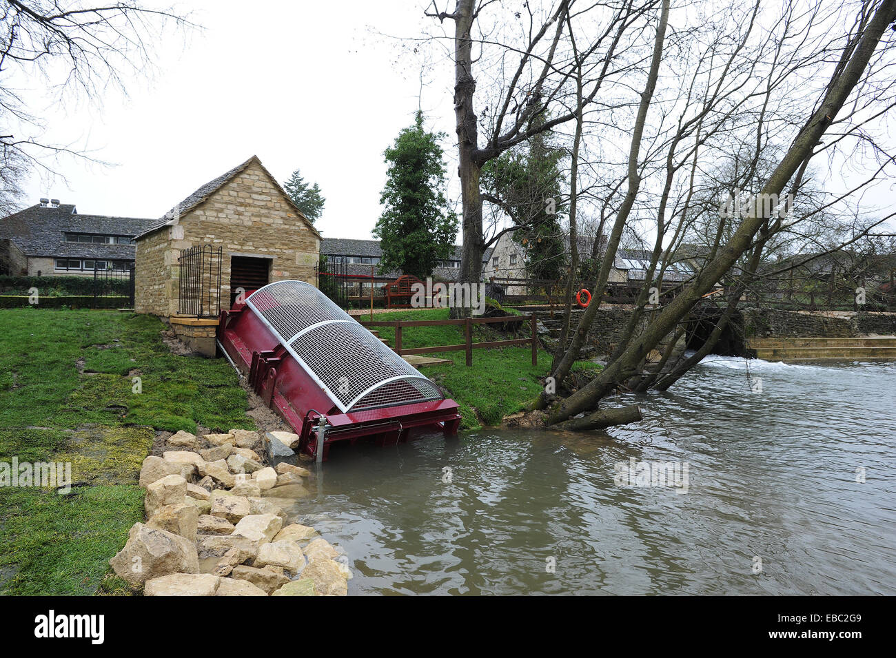 DATE : 26.11.2014 Lieu : Mister Lovell CATCHLINE : vis Hydro-interrupteur sur priorité : EIB POUR LES MO : d'une mise du nouveau hydro vis à l'Old Swan & Minster Mill, par Rupert Ponsonby, seigneur de Mauley, sous-secrétaire parlementaire pour le dep Banque D'Images