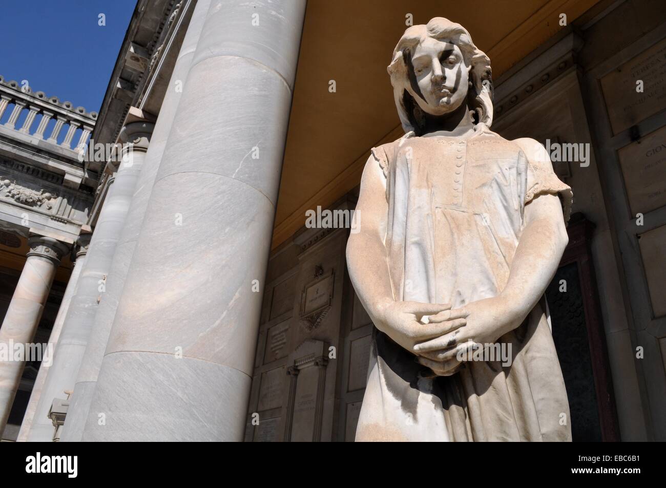 Bologne, Italie statue d'une tombe du cimetière monumental de la