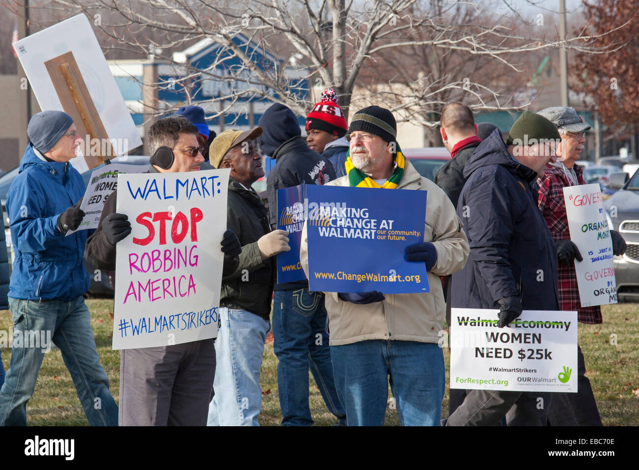 Sterling Heights, Michigan USA. 28 novembre, 2014. Les militants ouvriers un magasin Walmart de piquetage sur le Black Friday, partie de protestation contre les bas salaires. Les militants ont fait pression pour 15 $ l'heure de salaire et plus de travail à temps plein. Crédit : Jim West/Alamy Live News Banque D'Images