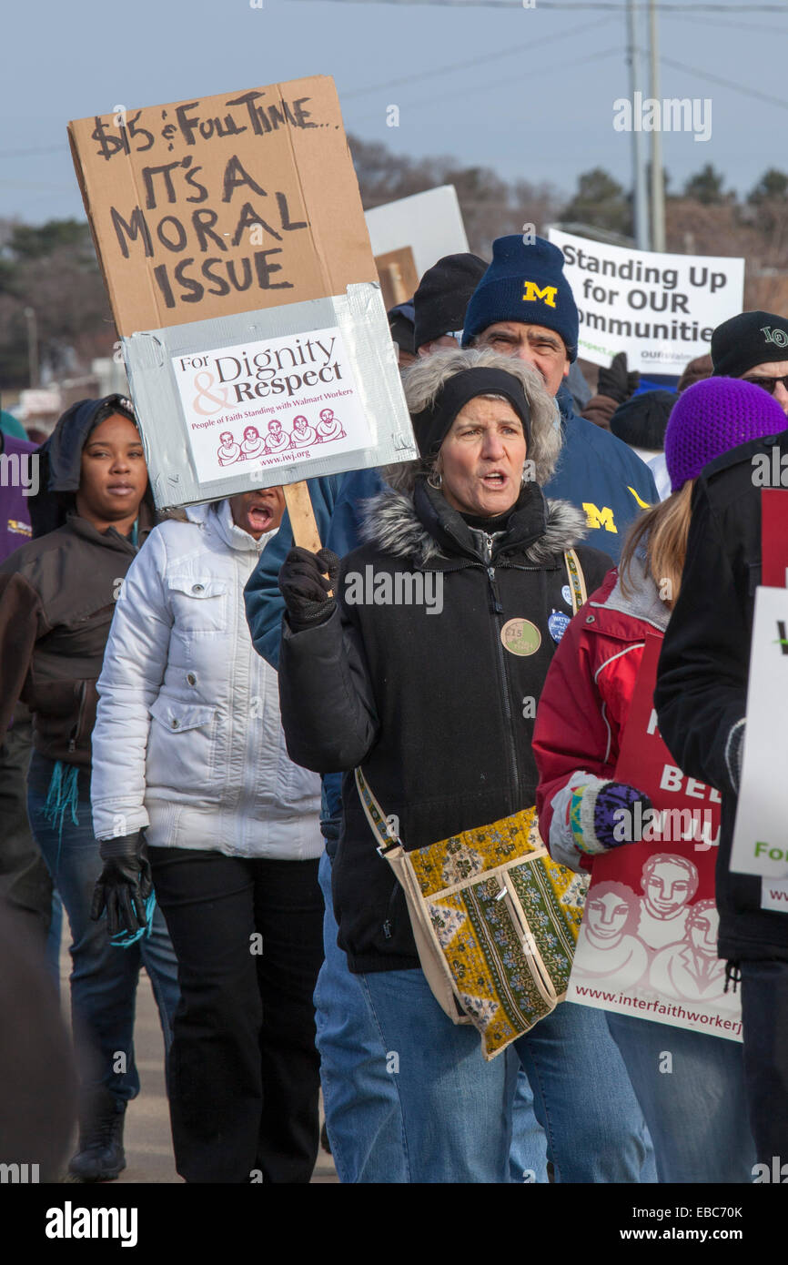 Sterling Heights, Michigan USA. 28 novembre, 2014. Les militants ouvriers un magasin Walmart de piquetage sur le Black Friday, partie de protestation contre les bas salaires. Les militants ont fait pression pour 15 $ l'heure de salaire et plus de travail à temps plein. Crédit : Jim West/Alamy Live News Banque D'Images