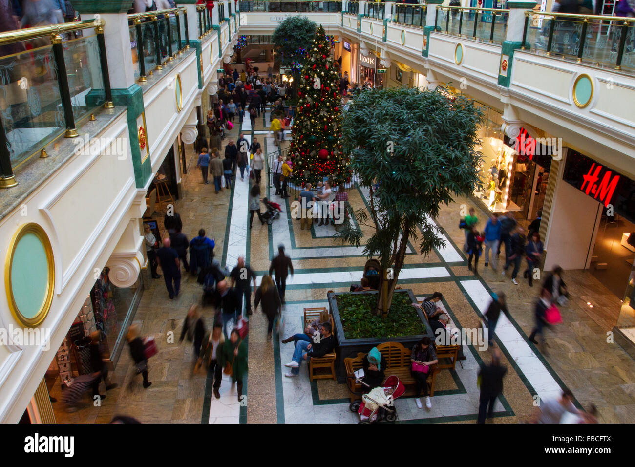 Le centre commercial Trafford Centre de Manchester. L'oreillette en dôme au centre Trafford Centre commercial à Manchester le vendredi noir le week-end de vente. Centre-ville de magasinage des fêtes, boutiques, magasins, shopping de Noël, vente discount shopping, et des dépenses de consommation sur le Black Friday weekend considéré comme le plus grand événement commercial de l'année. Les détaillants britanniques ont adopté l'après-vente aux États-Unis de Bonanza, même si de nombreux clients ont été surpris par les réductions dans leurs magasins préférés comme certains sont allés bonkers pour de bonnes affaires. Credit : Mar Photographics/Alamy Live News Banque D'Images
