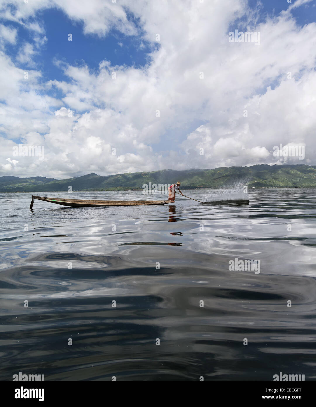 Mode de vie traditionnel des habitants de la Birmanie. Bâtonnets de poisson de capture permet de souffler. Banque D'Images