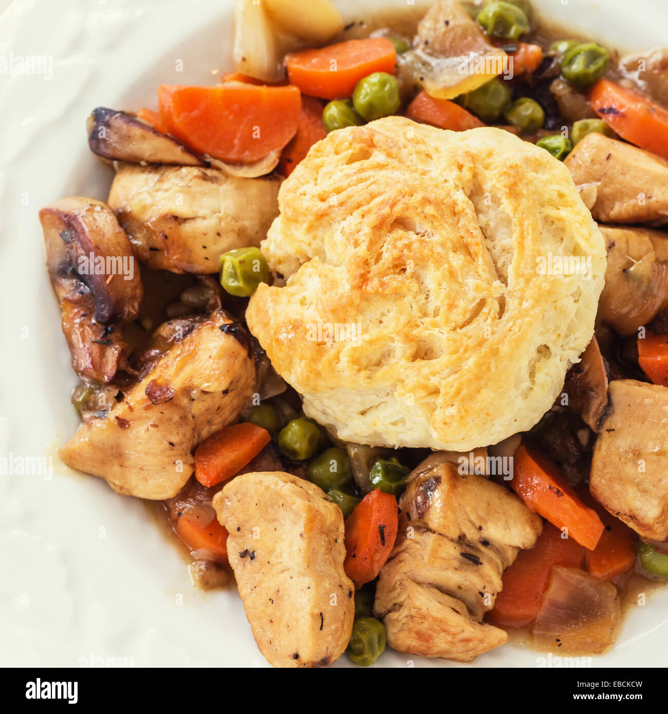 Une version de Chicken Pot Pie avec un biscuit topping. Banque D'Images