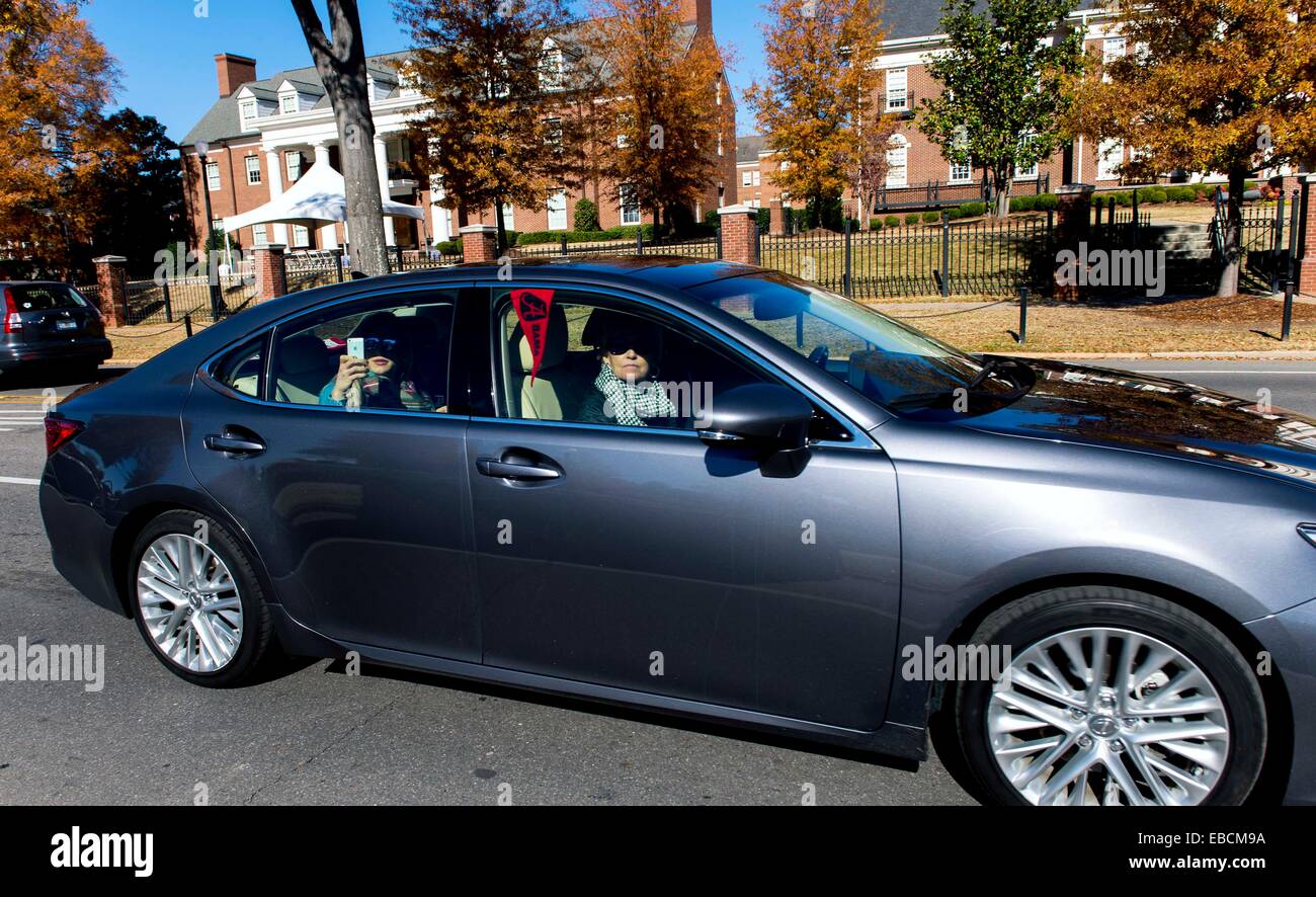 Tuscaloosa, Alabama, USA. 28 Nov, 2014. Une voiture ralentit afin que ses passagers peuvent obtenir un oeil à Bryant-Denny Stadium, site de la bol de fer 2014 match entre l'Université de l'Alabama et de l'Université d'Auburn. © Brian Cahn/ZUMA/Alamy Fil Live News Banque D'Images