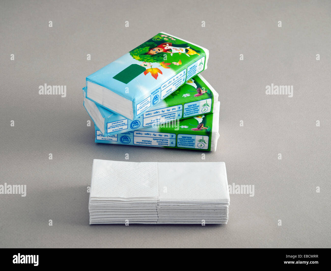 Trois paquets et une pile de papier mouchoirs jetables Photo Stock - Alamy