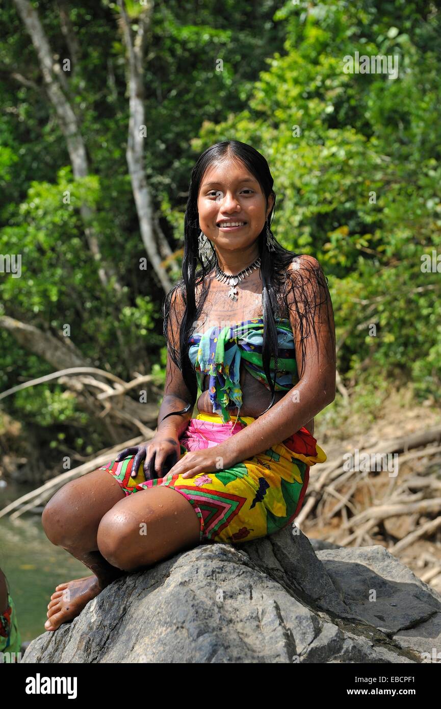 12-15 14 ans baignoire amérindiennes de l'Amérique la peinture corporelle corps Caraïbes Amérique centrale Chocó Chagres communauté embera image couleur Banque D'Images