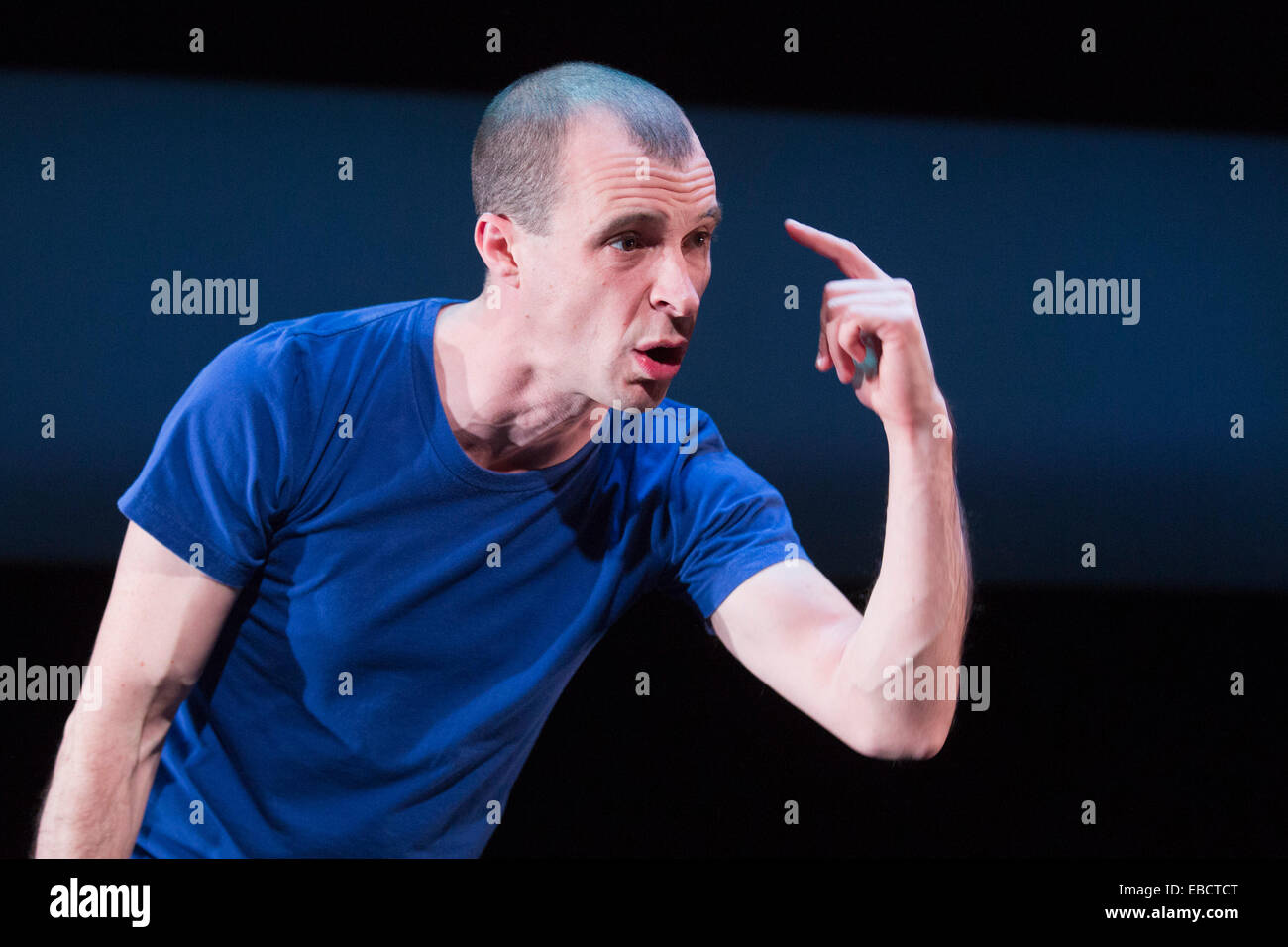 Tom Vaughan-Lawlor effectue dans 'Howie the Rookie' par Mark O'Rowe à la Fosse du Barbican Theatre, Londres Banque D'Images