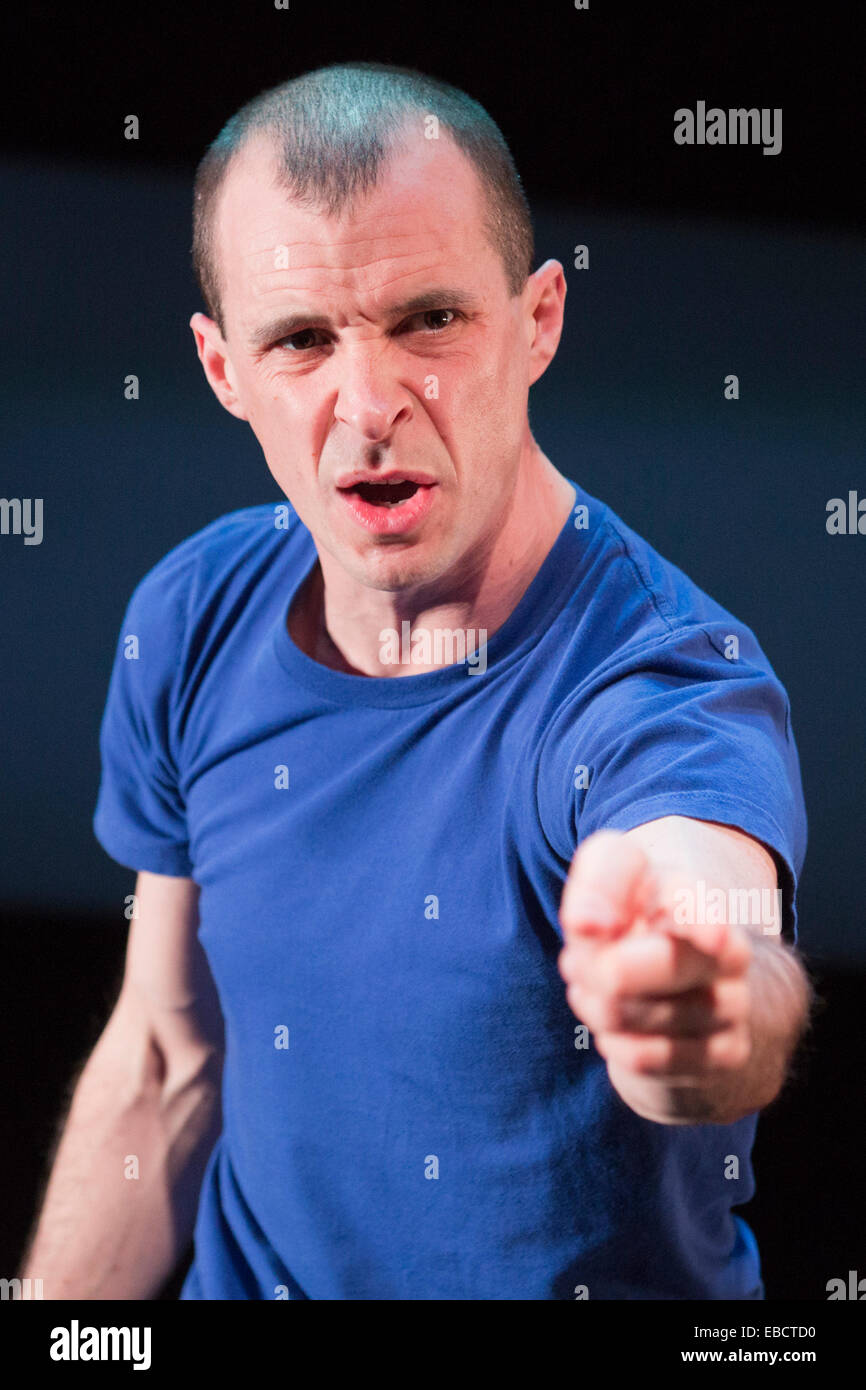 Tom Vaughan-Lawlor effectue dans 'Howie the Rookie' par Mark O'Rowe à la Fosse du Barbican Theatre, Londres Banque D'Images