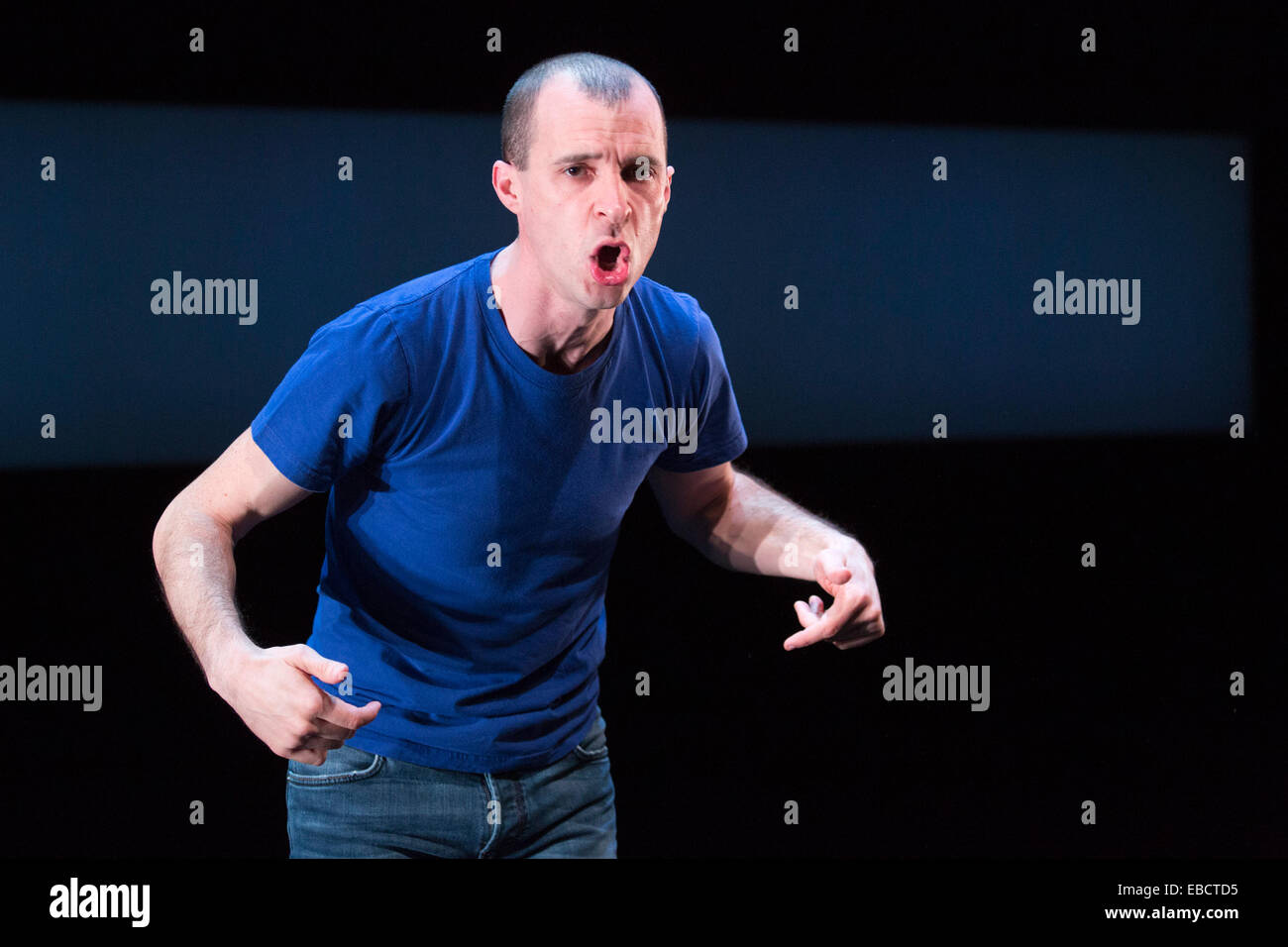Tom Vaughan-Lawlor effectue dans 'Howie the Rookie' par Mark O'Rowe à la Fosse du Barbican Theatre, Londres Banque D'Images
