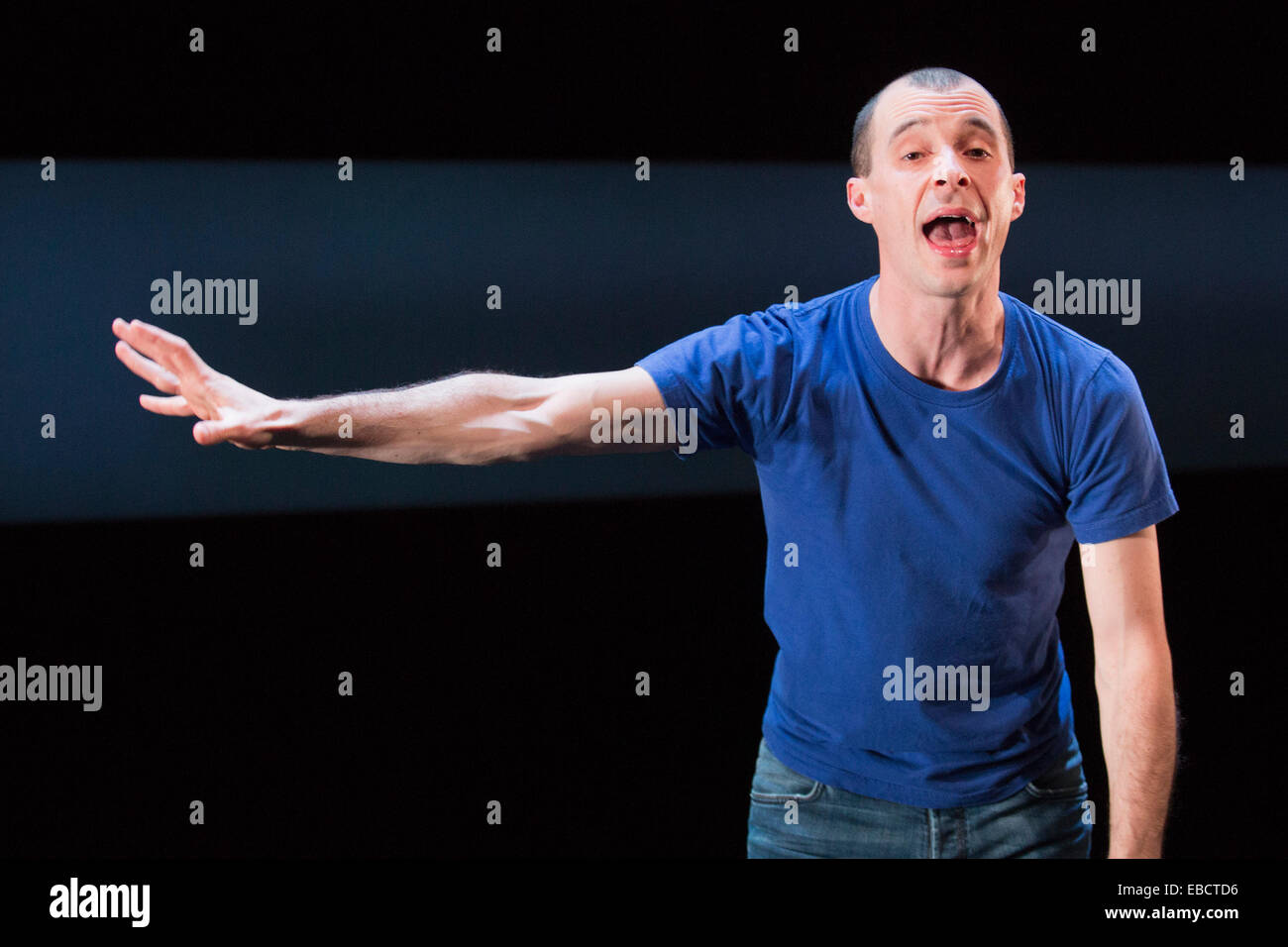 Tom Vaughan-Lawlor effectue dans 'Howie the Rookie' par Mark O'Rowe à la Fosse du Barbican Theatre, Londres Banque D'Images