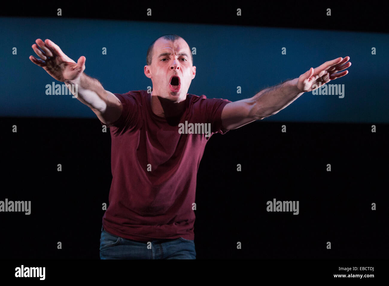 Tom Vaughan-Lawlor effectue dans 'Howie the Rookie' par Mark O'Rowe à la Fosse du Barbican Theatre, Londres Banque D'Images