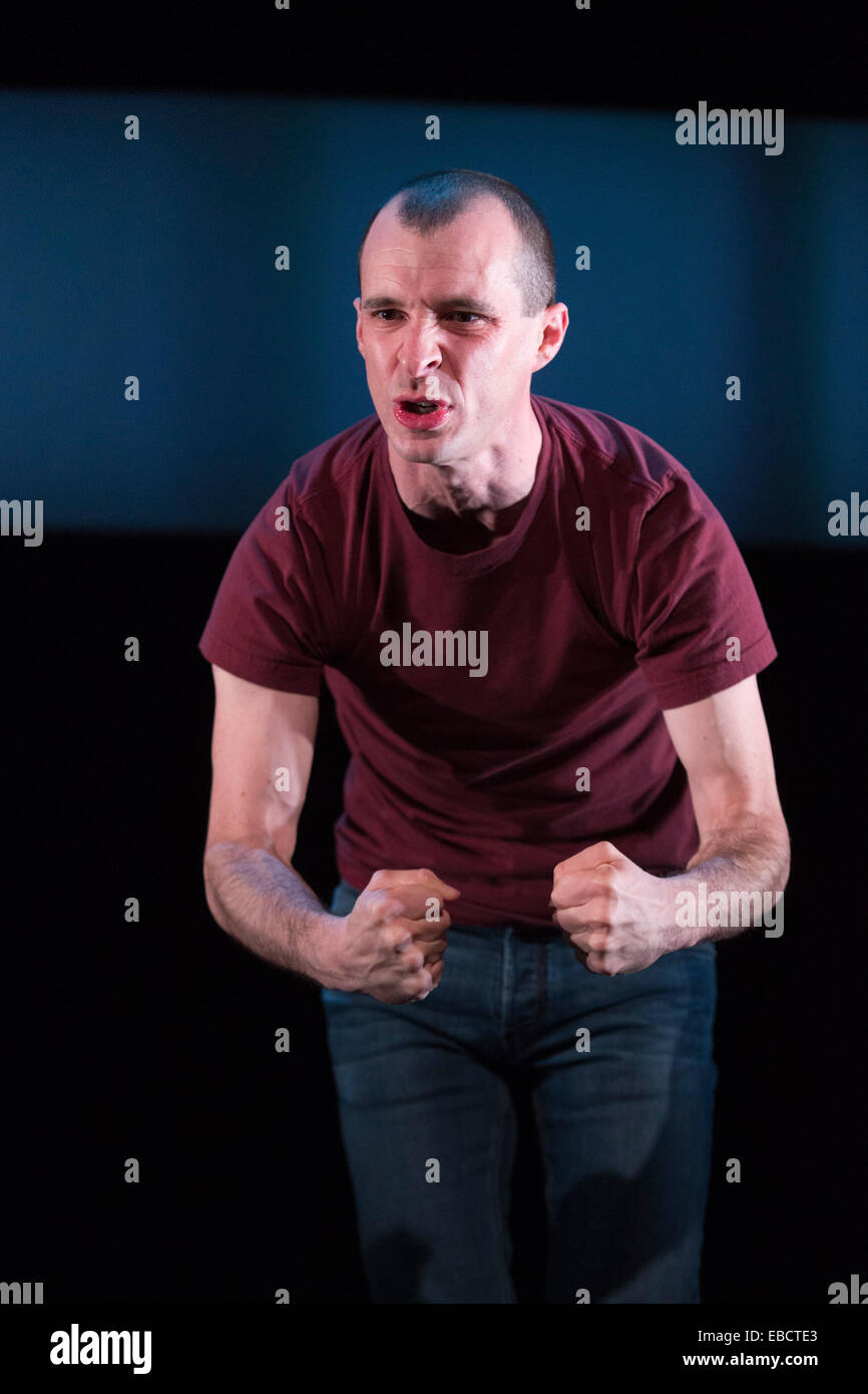 Tom Vaughan-Lawlor effectue dans 'Howie the Rookie' par Mark O'Rowe à la Fosse du Barbican Theatre, Londres Banque D'Images