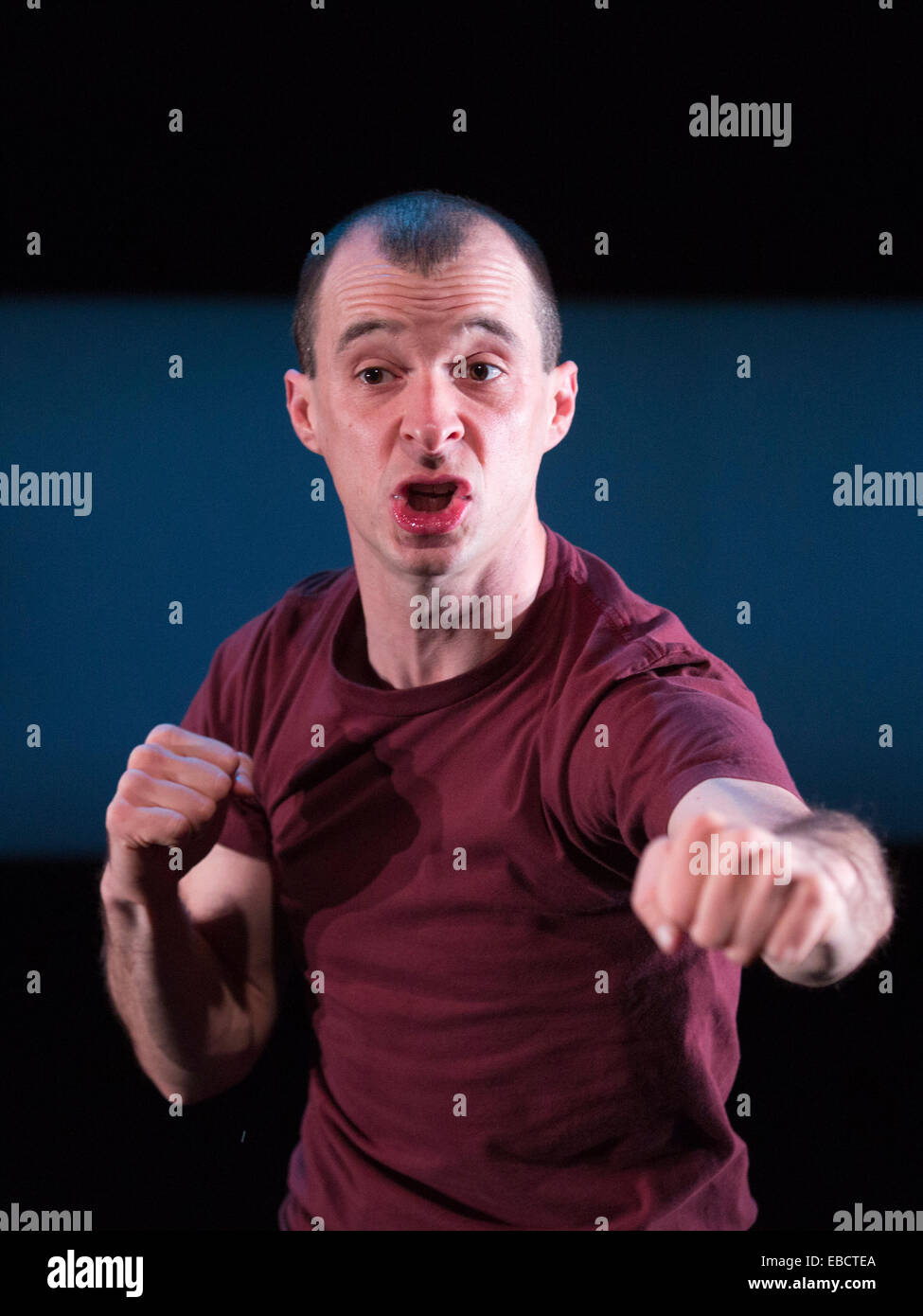 Tom Vaughan-Lawlor effectue dans 'Howie the Rookie' par Mark O'Rowe à la Fosse du Barbican Theatre, Londres Banque D'Images