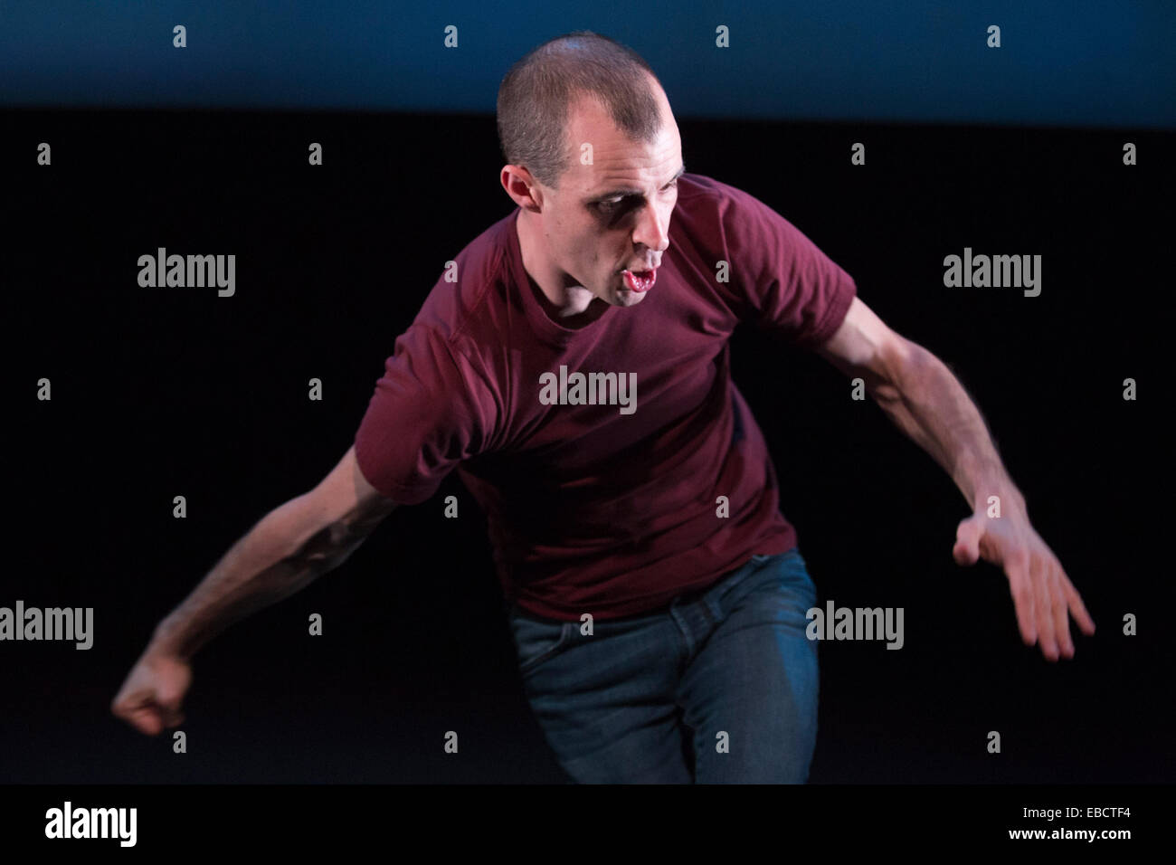 Tom Vaughan-Lawlor effectue dans 'Howie the Rookie' par Mark O'Rowe à la Fosse du Barbican Theatre, Londres Banque D'Images