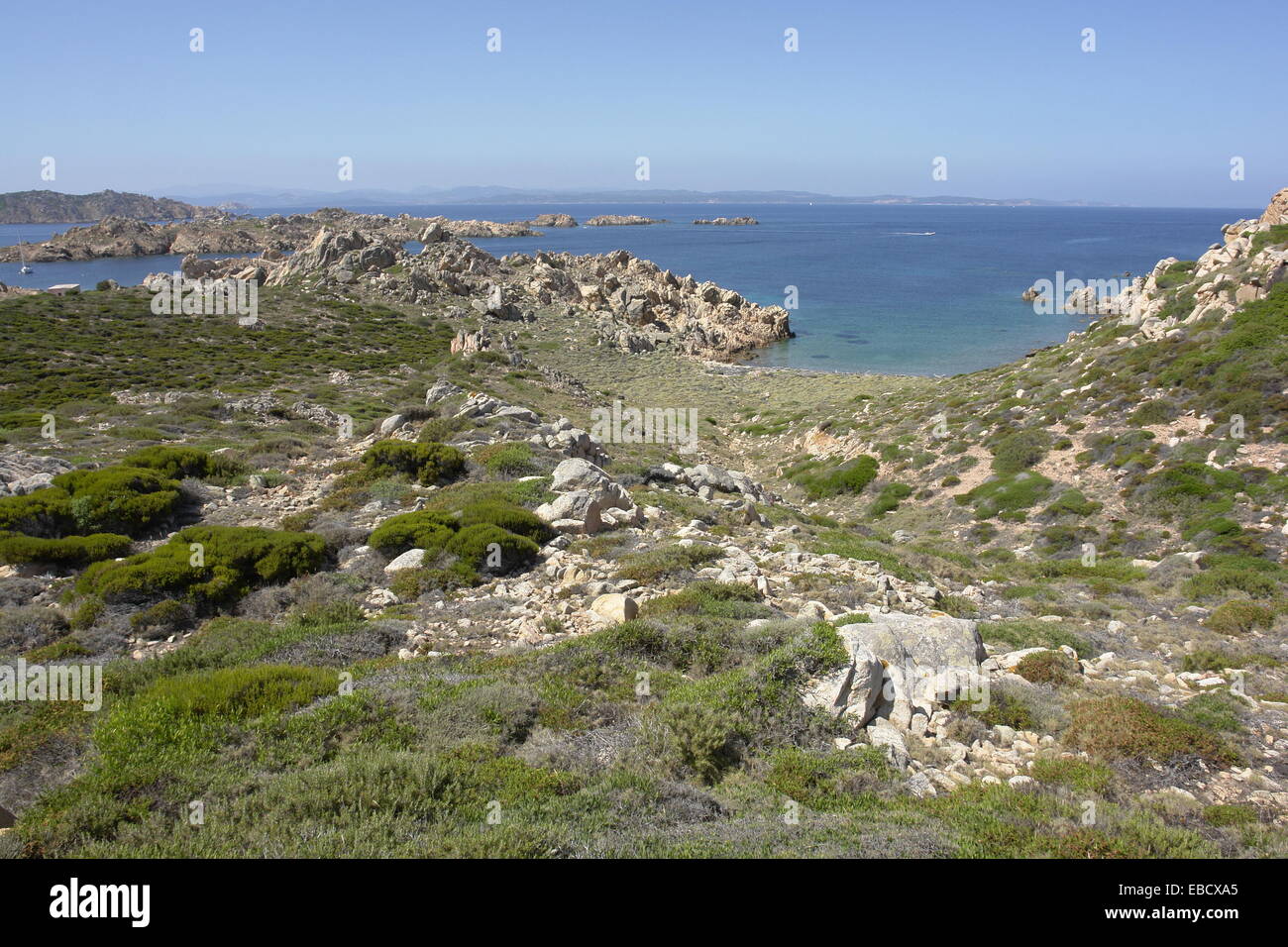 Petite île située au large de la côte de la Sardaigne, Italie Banque D'Images