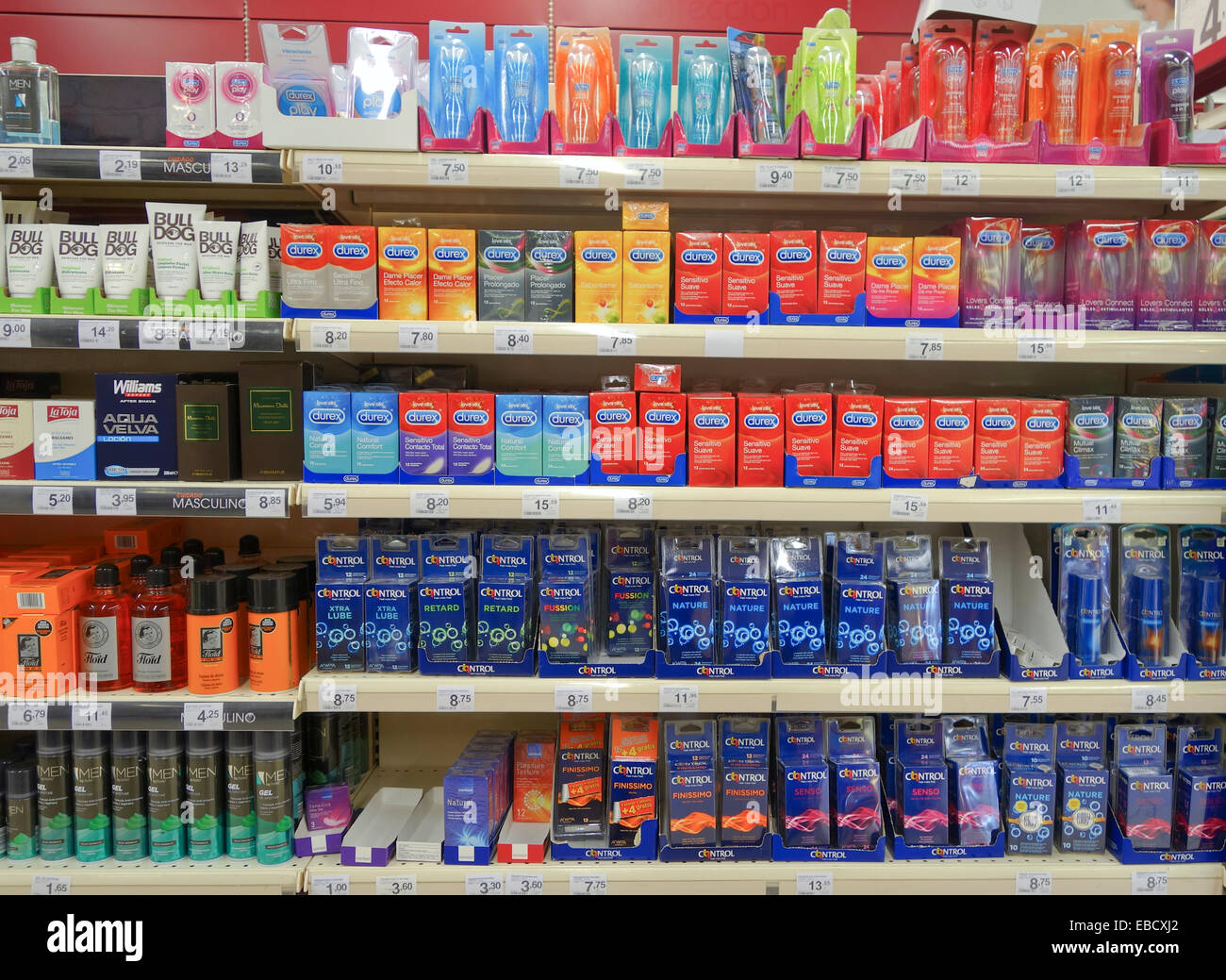 Durex préservatifs contraception et de contrôle des produits sur  l'affichage. Carrefour, Espagne Photo Stock - Alamy