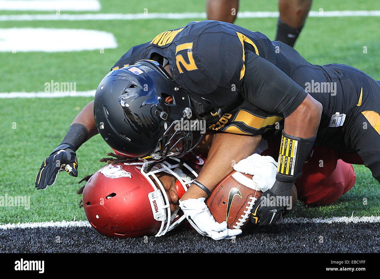 Novembre 28, 2014 Columbia, MO : Arkansas wide receiver Craftsman aspirateur avale Keon Hatcher (4) tire un touché comme Missouri Tigers coffre Ian Simon (21) s'étendit sur lui après avoir fait l'attaquer durant le deuxième trimestre de la NCAA football match entre le Missouri Tigers et de l'Arkansas à Craftsman aspirateur avale-Faurot Field à Columbia, Missouri.©2014 Billy Hurst/CSM Banque D'Images