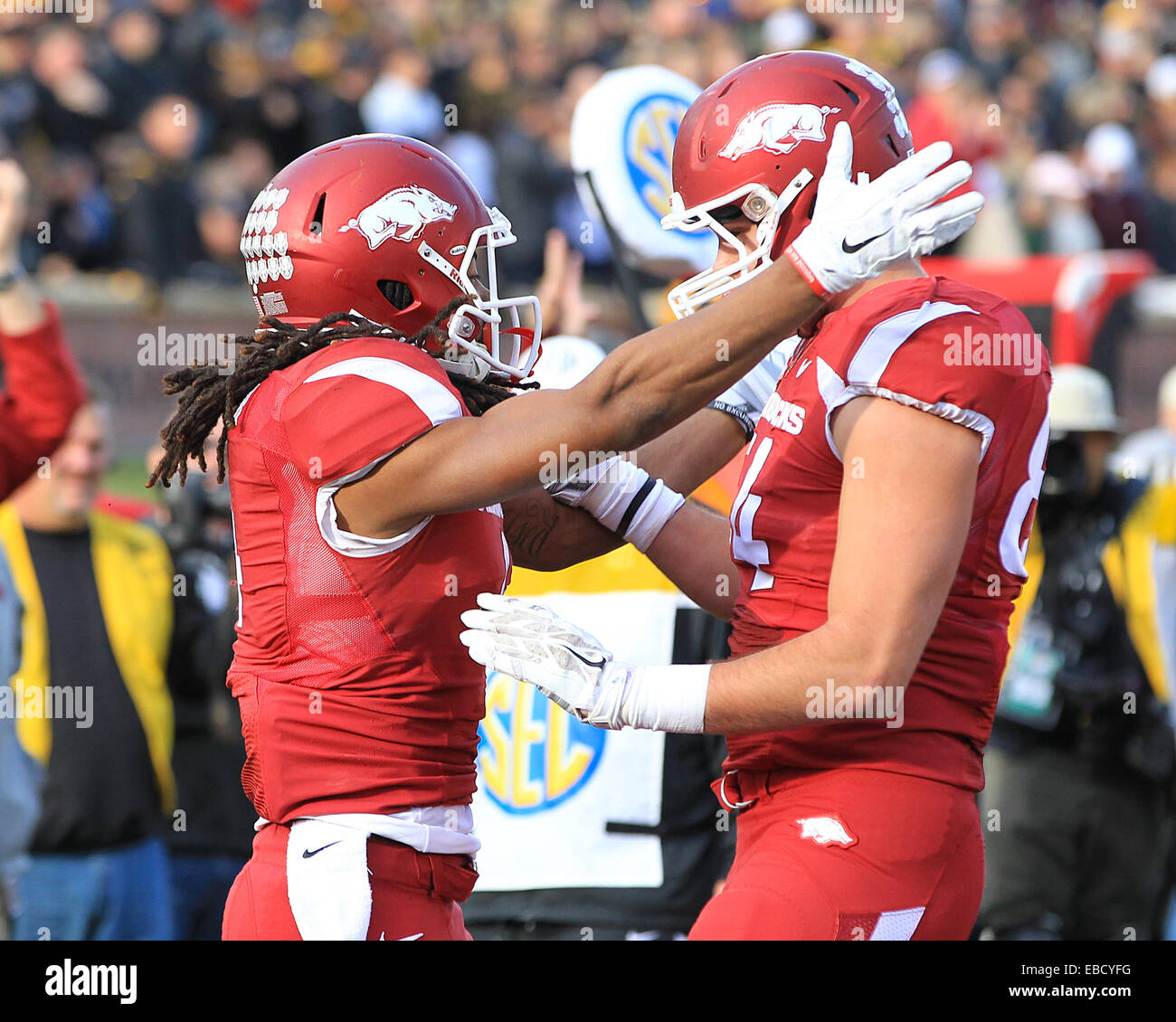 Novembre 28, 2014 Columbia, MO : Arkansas wide receiver Craftsman aspirateur avale Keon Hatcher (à gauche) célèbre avec la main l'extrémité Hunter Henry (84) après avoir marqué un touché au cours du deuxième trimestre de la NCAA football match entre le Missouri Tigers et de l'Arkansas à Craftsman aspirateur avale-Faurot Field à Columbia, Missouri.©2014 Billy Hurst/CSM Banque D'Images