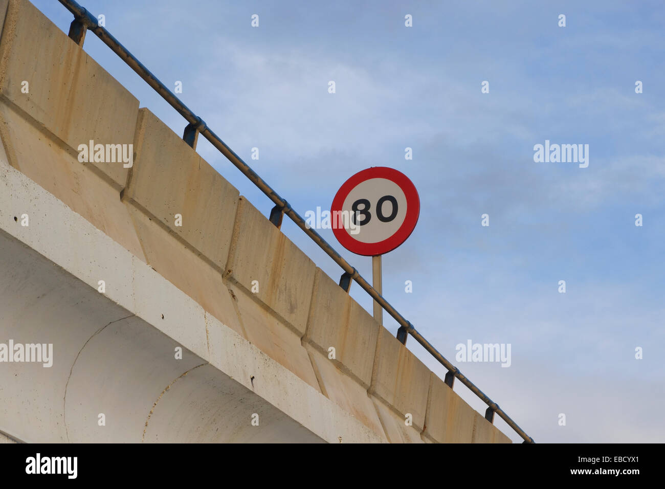 80 Limite de vitesse en regard de la circulation le long de la route, la côte de l'Espagne. Banque D'Images