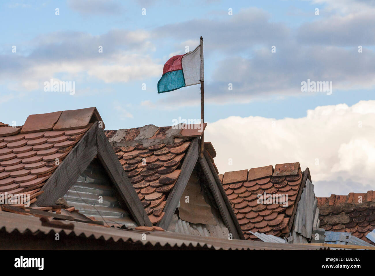 Drapeau national malgache volant au-dessus les toits des bâtiments à Antananarivo, ou Tana, capitale de Madagascar Banque D'Images