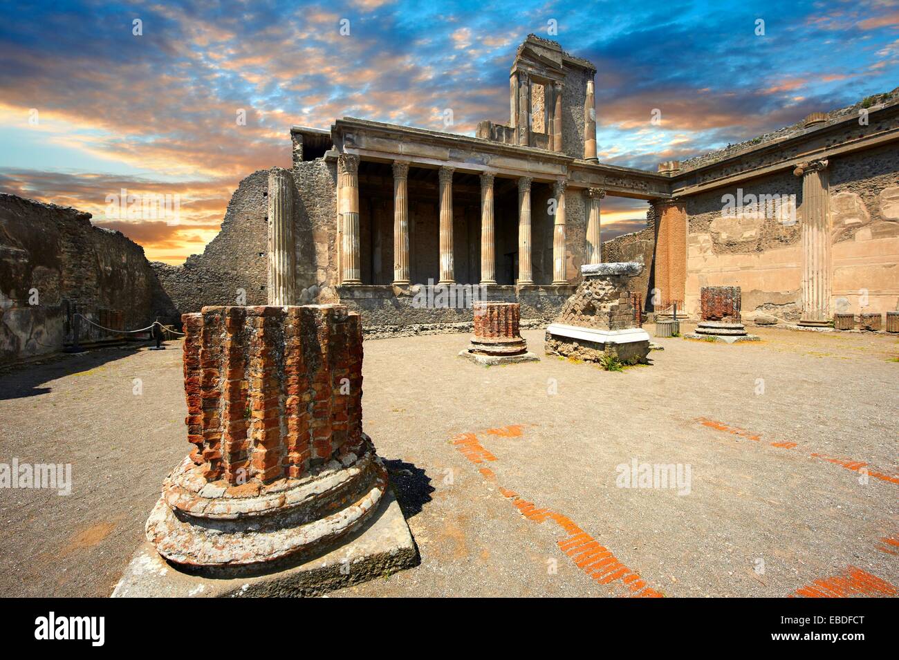 Les colonnes de la 2e 100 B C basilique romaine de Pompéi qui a été de la Cour de justice de l'époque romaine et le cœur de la vie économique Banque D'Images