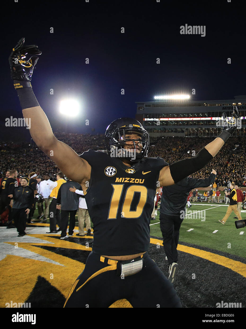 Columbia, MO, USA. 28 Nov, 2014. Missouri Tigers linebacker Kentrell Brothers (10) célèbre après avoir battu l'Arkansas à Craftsman aspirateur avale-Faurot Field à Columbia, Missouri. L'Arkansas Missouri défait 21-14. ©2014 Billy Hurst/CSM/Alamy Live News Banque D'Images