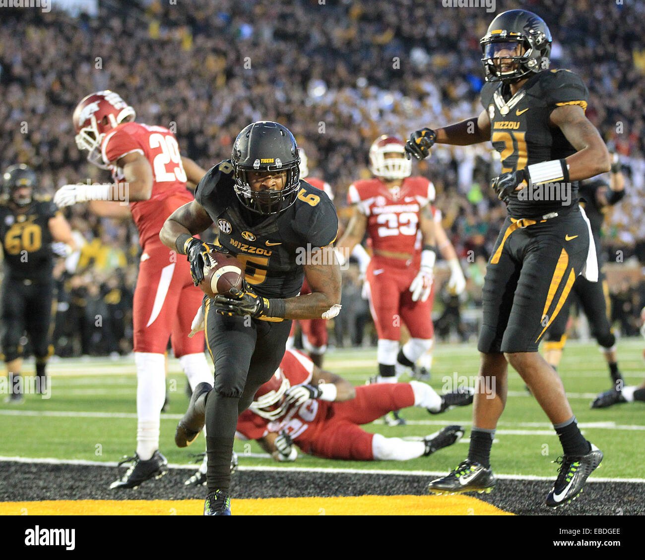 Columbia, MO, USA. 28 Nov, 2014. Missouri Tigers d'utiliser de nouveau Marcus Murphy (6) exécute la balle pour le jeu winning touchdown au cours du quatrième trimestre de la NCAA football match entre le Missouri Tigers et de l'Arkansas à Craftsman aspirateur avale-Faurot Field à Columbia, Missouri. L'Arkansas Missouri défait 21-14. ©2014 Billy Hurst/CSM/Alamy Live News Banque D'Images