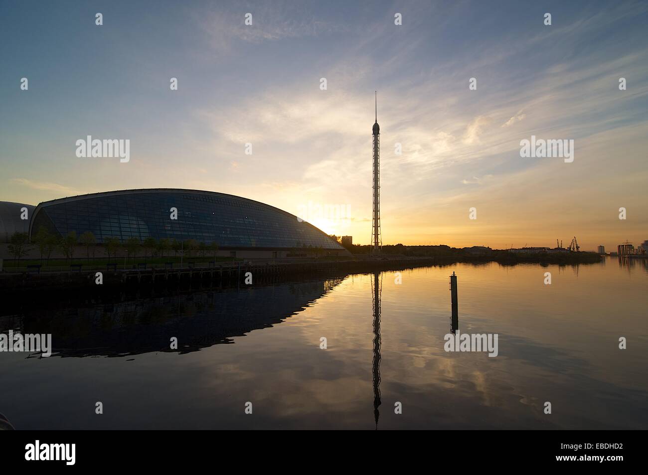 Coucher de soleil à la Glasgow Science Centre de Pacific Quay avec de l'eau en premier plan Banque D'Images