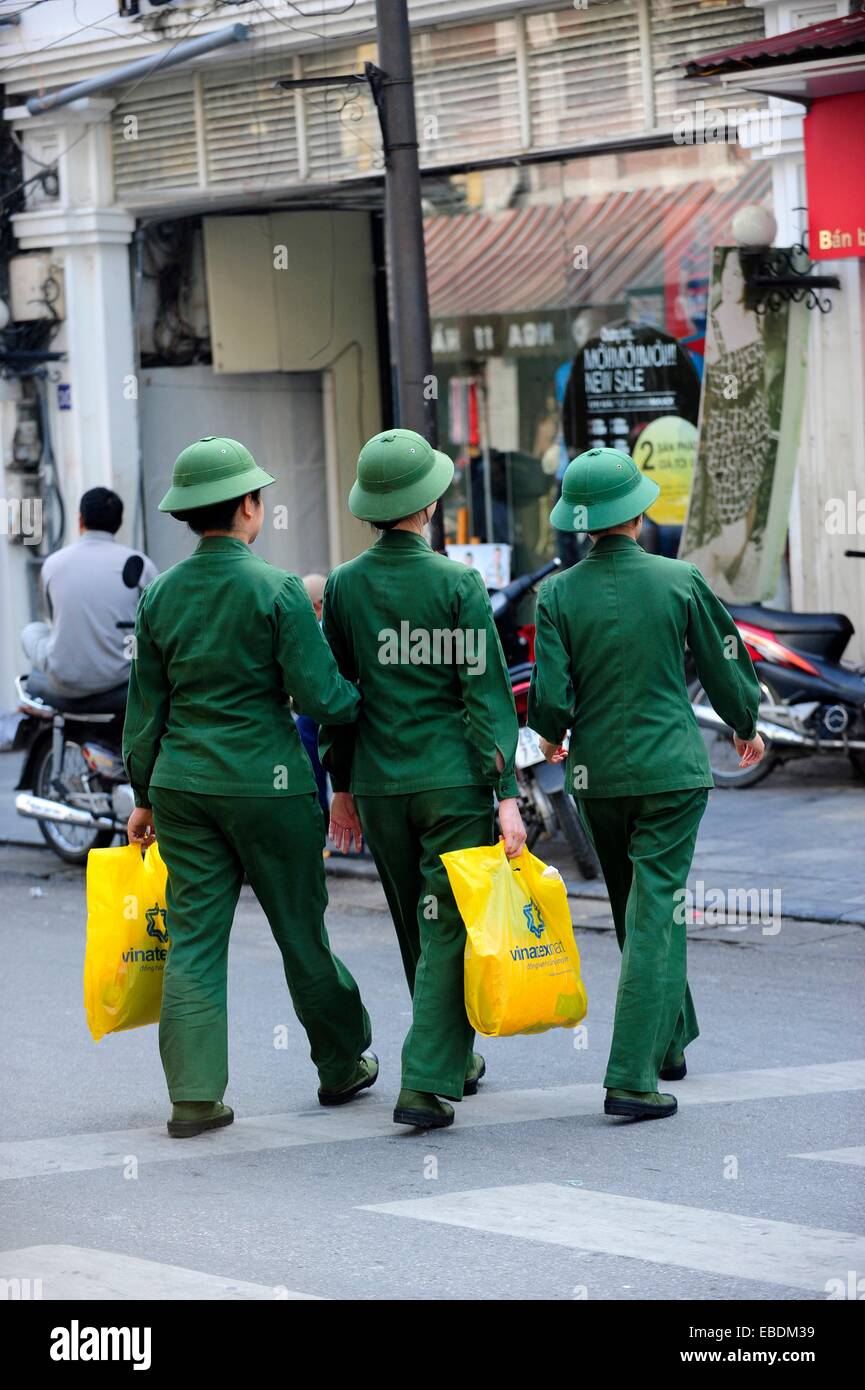 Les femmes en uniforme militaire à Hanoi , Vietnam, Asie du Sud-Est, Asie Banque D'Images